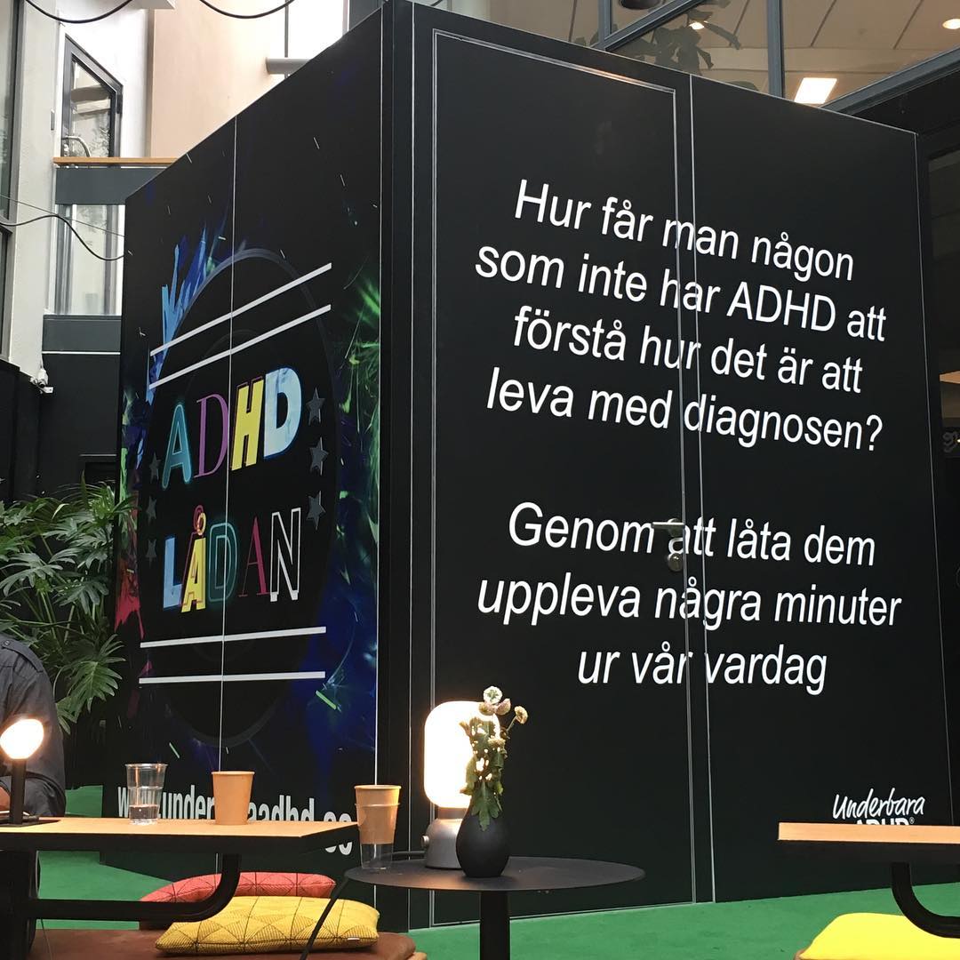 Den fysiska ADHD-lådan uppställd i en lokal